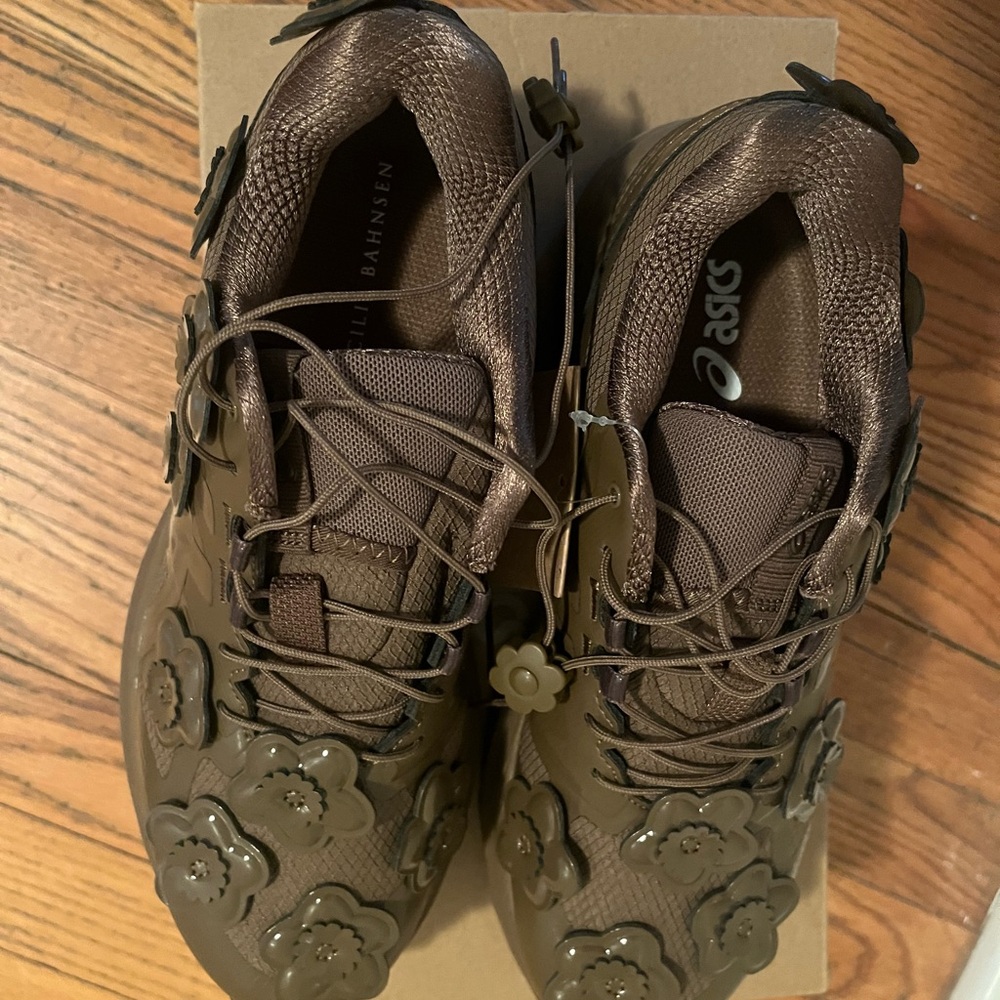 Cecilie Bahnsen X Asics Gel Terrain Brown
Men’s 6 / Women 7 1/2 . New in Box